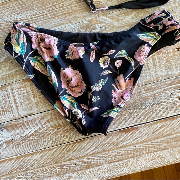 🌸👙 O’Neill bikini bottom 👙🌸 - Picture 7 of 13